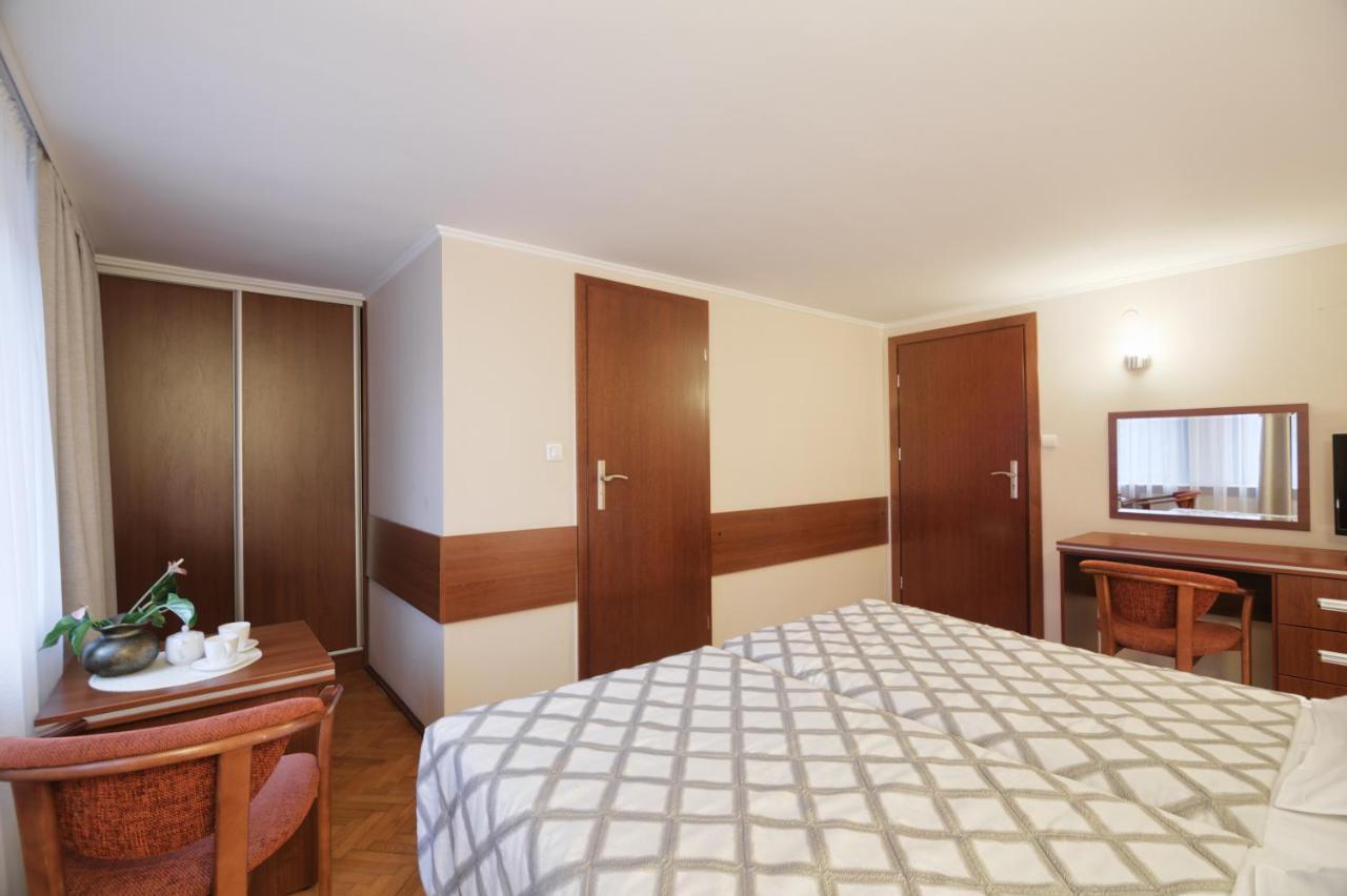 Pensjonat Tadeusz I Apartamenty W Darlowku Darłówko Exterior foto