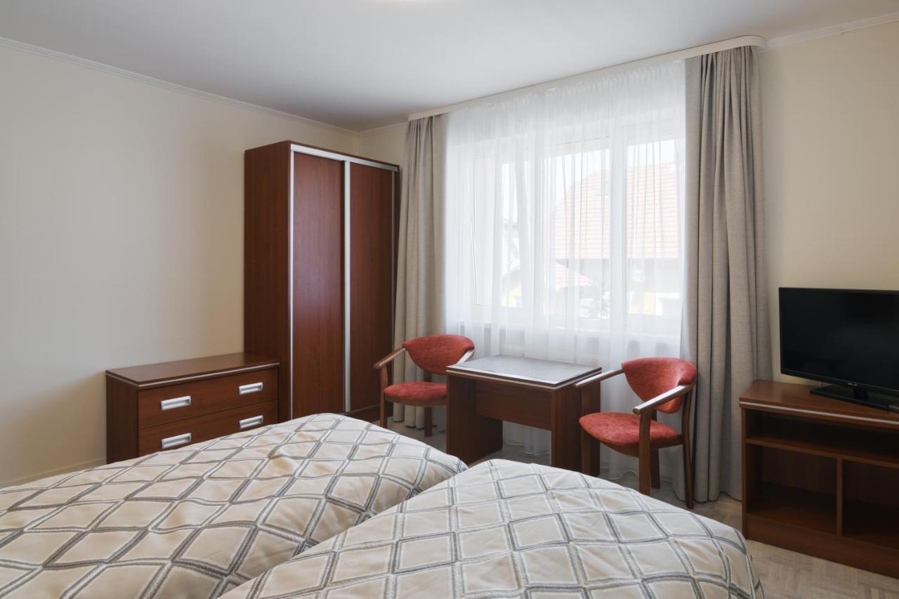 Pensjonat Tadeusz I Apartamenty W Darlowku Darłówko Exterior foto